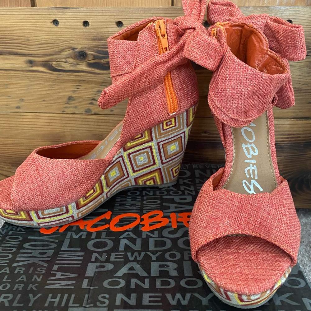 Jacobies Brand linen/canvas geometric print wedge. Size 7.